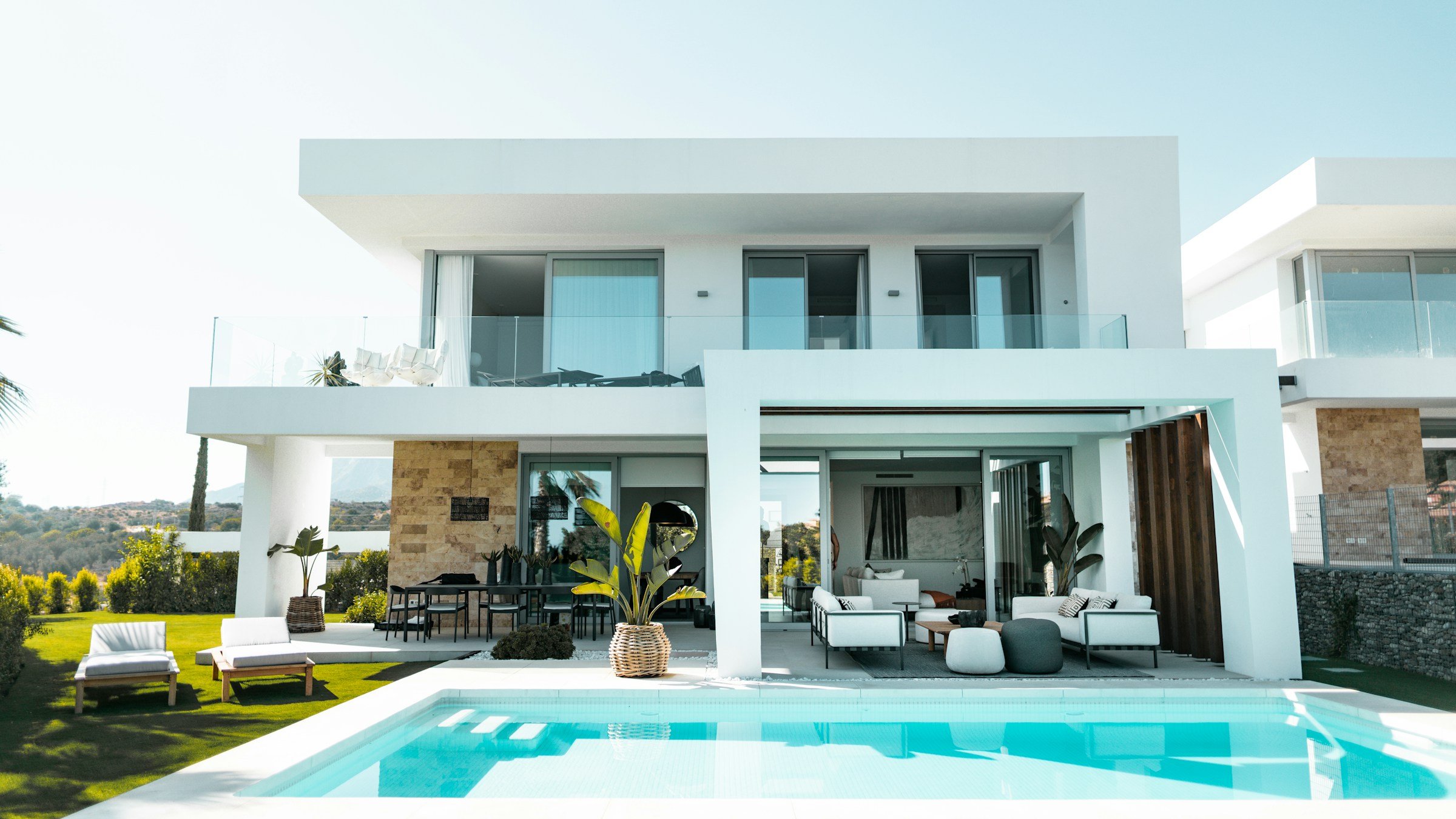 Luxuriöse moderne Villa, Weitaufnahme